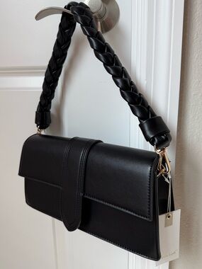 NWT Moda Luxe faux leather black magnetic closure bag with two removable straps